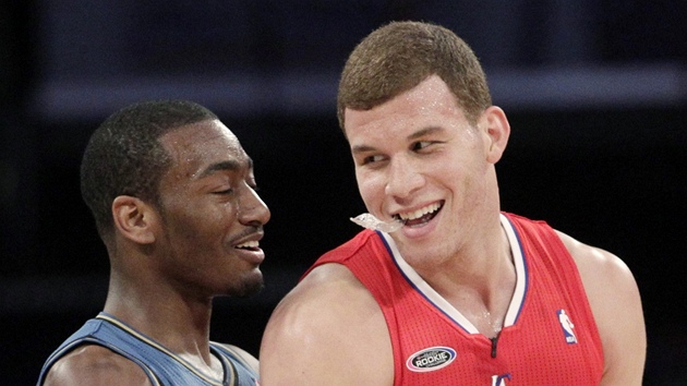 John Wall (vlevo) z Washingtonu a Blake Griffin z LA Clippers slaví výhru novák v exhibiním duelu mladík pi Utkání hvzd NBA.