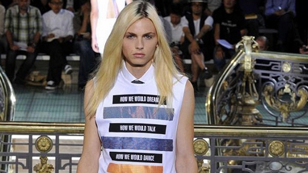 Australský model srbského pvodu Andrej Pejic na pehlídce Raf Simons