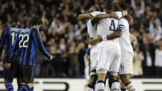Fotbalisté Tottenhamu se radují z gólu do sítě Interu Milán. Fotbalisté Tottenhamu se radují z gólu do sítě Interu Milán.