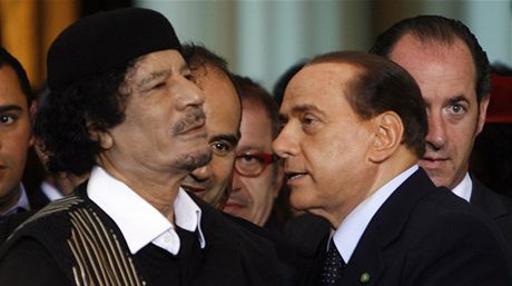 Muammare, píteli. Italský premiér Silvio Berlusconi vítá libyjského vdce v ím