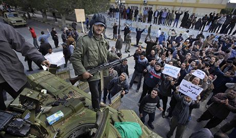 Libyjský ozbrojenec hlídá ukoistný tank ve mst Zavíjá (27. února 2011)