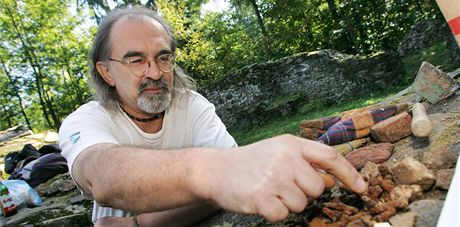 Námstek karlovarského primátora Jií Klsák je pvodní profesí archeolog.