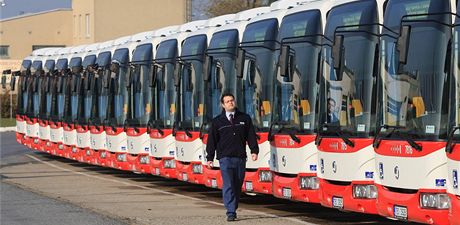 Brnnský dopravní podnik pevzal ve tvrtek 25 nových autobus, kadý z nich...