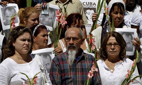Kubántí disidenti a Dámy v bílém si pipomínají smrt Orlanda Zapaty (20. února 2011) 