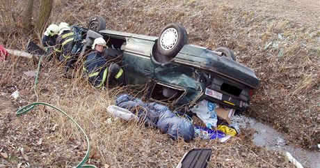 Poblí kruhového objezdu na okraji Kuimi sjelo auto znaky Rover do odvodovací strouhy.