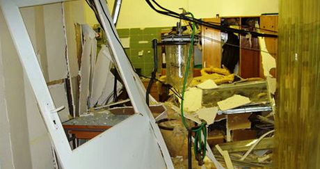 Výbuch ve výrobn zdravotnického materiálu ve Veverské Bitýce zniil sádrokartonové píky, okna a zaízení laboratoe, nosné konstrukce budovy narueny nebyly.