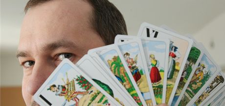 Daniel Ritter ukazuje neroztíhané archy karet z Draovic.