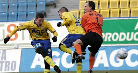 GÓL. Teplický Patrik Lácha (vlevo) prosteluje chomutovského gólmana Radka Zaka, kterému cloní Jakub Mare.