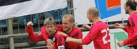 SLAVÍME. David Horej (zleva) pijímá gratulace eskobudjovických spoluhrá - irkina, Vulina a Lengyela.   