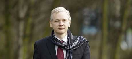 Julian Assange pichází k londýnskému soudu (24. února 2011)