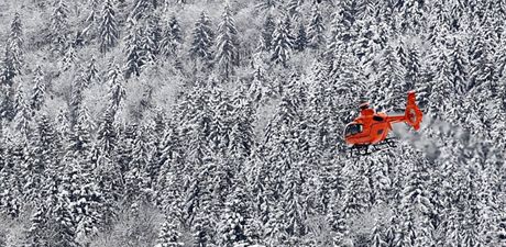 Vrtulník mue v hustém lese nemohl najít. Vyzvedl ho a poté, co k turistovi v bezvdomí dorazil pky druhý záchranný tým (Ilustraní snímek).