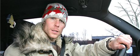 Hokejista Radek Duda ve svém voze BMW.