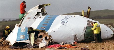 Skottí vyetovatelé prohledávají trosky zíceného letadla v Lockerbie (22....