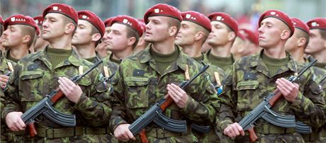 Ministerstvo obrany chce koupit vojákm nové uniformy, dokoní se i pezbrojení (ilustraní snímek).