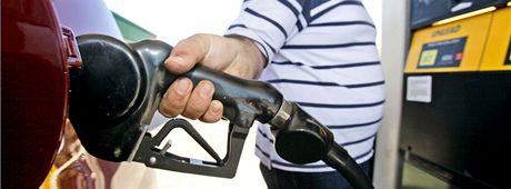 Vyí DPH zvedlo ceny benzinu v R o 18 halé, nafta zdraila o 14 halé. Ilustraní snímek.