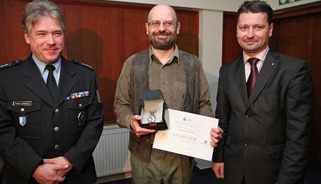 Gentleman silnic Radim Zemlák (uprosted) s krajským policejním editelem Tomáem Landsfeldem (vlevo)  a  Ivo Brodeckým z eské pojiovny.