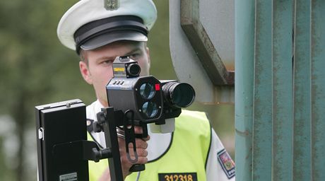 Dohled policist zabírá. idii ped jejich zraky zpomalí v prmru o 20 km/h (ilustraní snímek).