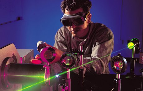 Lasery ve fyzikální laboratoi