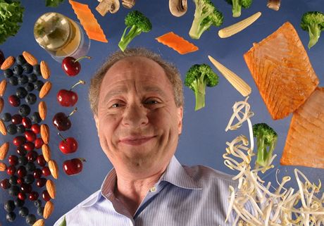 Raymond Kurzweil se krom pota vnuje tak zdrav viv. Ve svch knihch popisuje komplikovan zdrav reim pln sportu, vivovch doplk, ovoce a zeleniny.