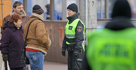 Mstská policistka v eských Budjovicích domlouvá chodcm v Nádraní ulici, aby pecházeli po pechodu.