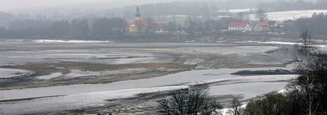 Kanalizace v Pomezí nad Ohí pispje k istjí vod v pehrad Skalka, která je na zimu vyputná.