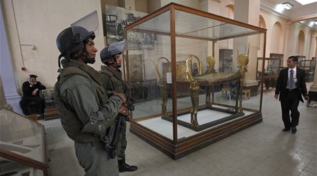 Vojáci steí Egyptské muzeum v Káhie 