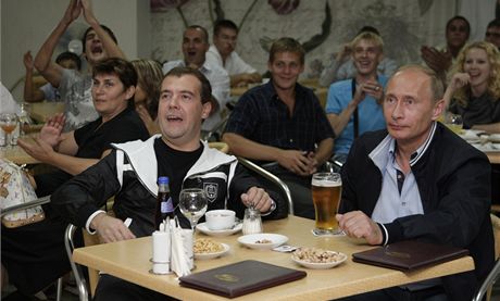 Na pivo si spolu obas zajde i ruský premiér Vladimir Putin (vpravo) s éfem Kremlu Dmitrijem Medvedvem