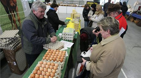 Farmáské trhy budou po Perovu (na snímku Stanislav Vojtek z Troubek, který zde prodával vajíka, vajené tstoviny a krmení pro zvíata) také v umperku.