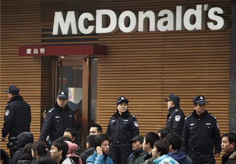íntí policisté hlídají ped pekingským McDonald's