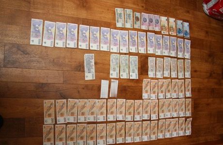 Peníze zabavené policisty pi zatýkání len gangu v Táboe (25.2. 2011)