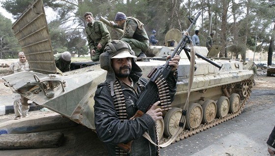 Libyjtí povstalci se pipravují k ofenziv na Tripolis, Kaddáfí proti nim me nasadit chemické zbran.
