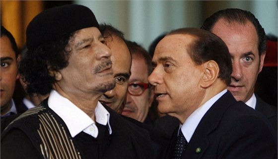 Muammare, píteli. Italský premiér Silvio Berlusconi vítá libyjského vdce v ím