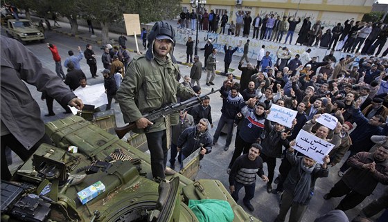 Libyjský ozbrojenec hlídá ukoistný tank ve mst Zavíjá (27. února 2011)