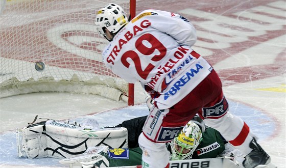  tonk Slavie Luk Krenelok pekonv branke Karlovch Var Luke Mensatora v rozhodujcm samostatnm njezdu. 