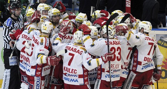 Hokejisté Slavie se radují po vítzném obratu v duelu s Karlovými Vary.