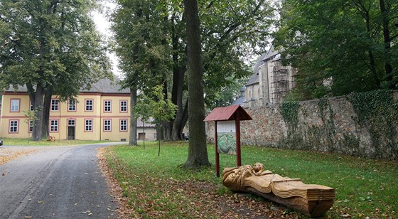 Obec Pohled na Havlíkobrodsku kupcm nabízí celé centrum obce. Na prodej je i zámek, sokolovna i cesty a chodníky.