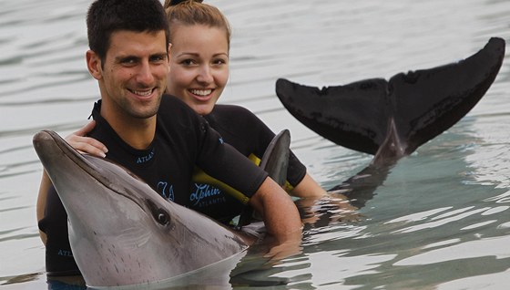 Novak Djokovi s pítelkyní Jelenou Ristiovou si ped startem turnaje v Dubaji zaplavali s delfíny