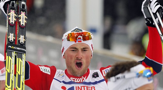 HURÁÁÁ. Nor Petter Northug ovládl na MS v Oslu skiatlon