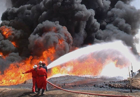 Irátí hasii bojují s poárem ropovodu poblí rafinerie Bajdí. Archivní snímek ze záí 2003
