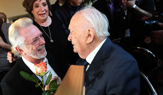 Otakar Vávra slavil 28. února 2011 v praském Mánesu své 100. narozeniny. Na snímku s Jaromírem Hanzlíkem