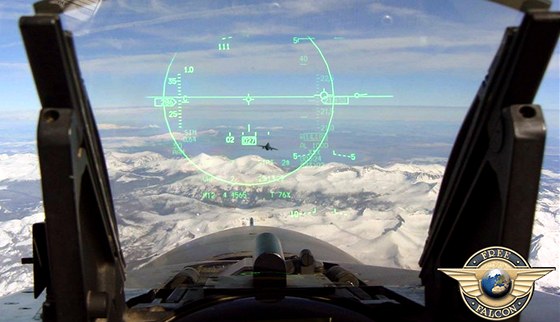 Zamovací prhledový displej amerického letounu F-16.