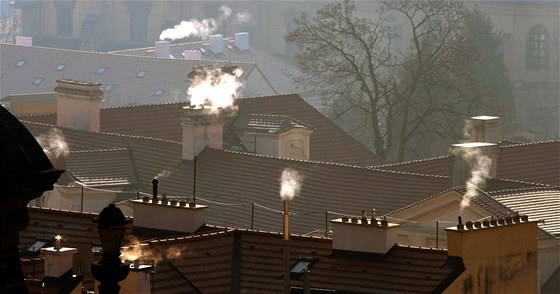 Odborníci nyní poprvé uvedli, e zatímco kvalitu ovzduí na polské stran Slezska ovliují domácí topenit, na Ostravsku a Karvinsku je to prmysl. (Ilustraní foto)