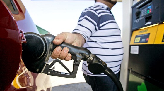 Za benzin i naftu si piplatíme. (Ilustraní snímek)