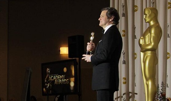 KRÁL KRÁLEM. Hvzdou veera se stal bezpochyby herec Colin Firth, který si odnesl Oscara za ztvárnní britského panovníka ve filmu Králova e.