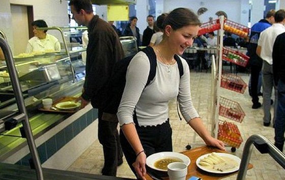 Nkteí studenti Univerzity Karlovy jsou nespokojení s kvalitou menz a kolejí (ilustraní snímek).