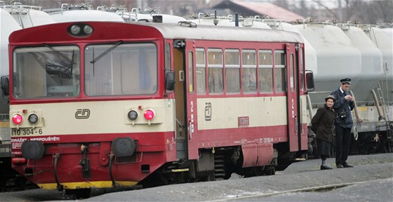 Na nkolika regionálních tratích vedoucích do Pardubického kraje definitivn pestanou jezdit osobní vlaky. Kraje je nahradí autobusy, vyjde je to toti levnji. (Ilustraní snímek)