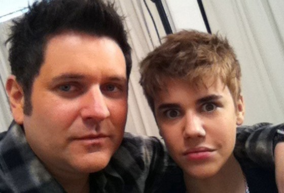 Justin Bieber v novém úesu s kytaristou skupiny Rascal Flatts Jayem DeMarcusem