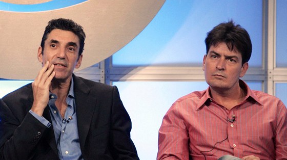 Charlie Sheen a producent seriálu Dva a pl chlapa Chuck Lorre