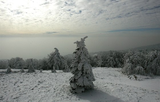 Ústecký kraj opt trápí smog. Pohled z Komáí Víky na Teplicku.