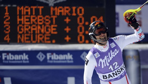 Mario Matt se raduje z vítzství ve slalomu v Bansku. 